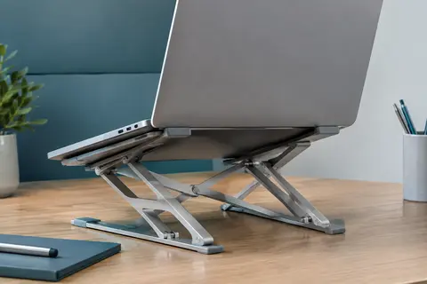 Support Ugreen en aluminium gris déployé sous un ordinateur portable sur un bureau en bois